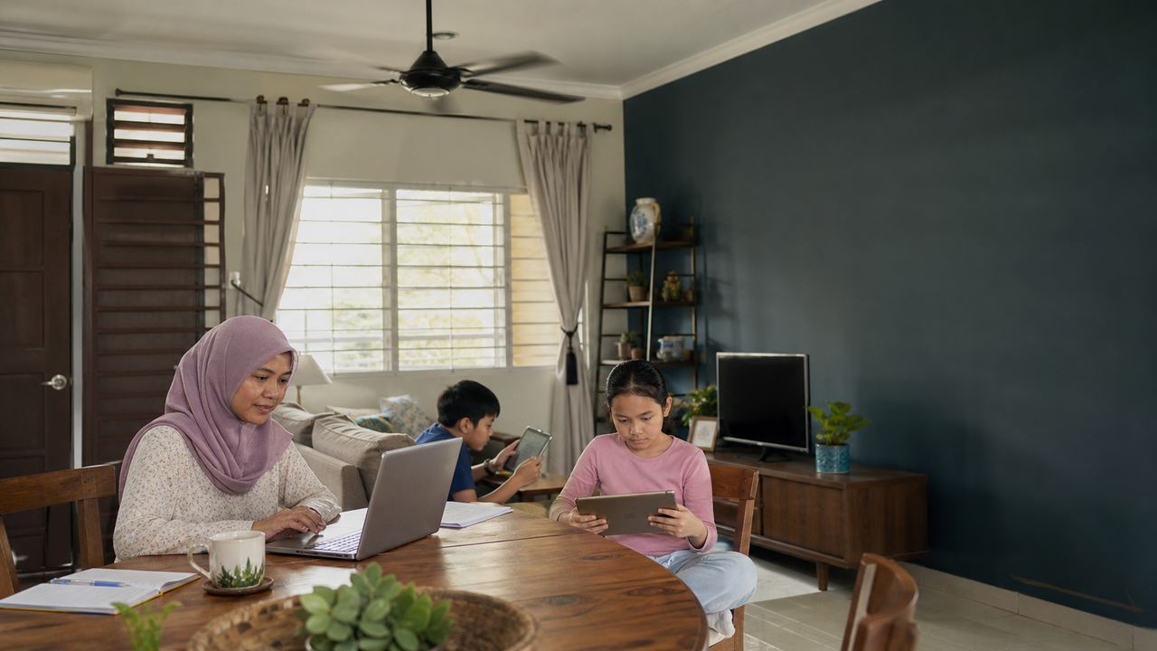 Keluarga Malaysia menggunakan internet di rumah